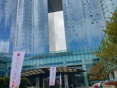 -百灵希尔顿逸林酒店大堂吧