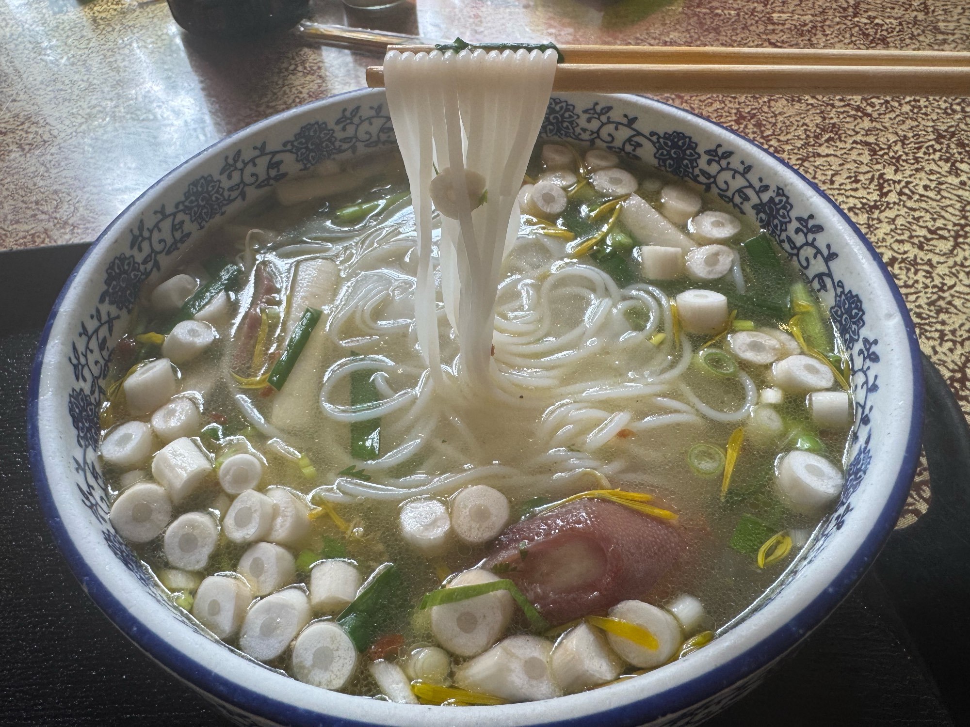 🍜蒙自必吃丨火烧房子菊花过桥米线,地道云南味