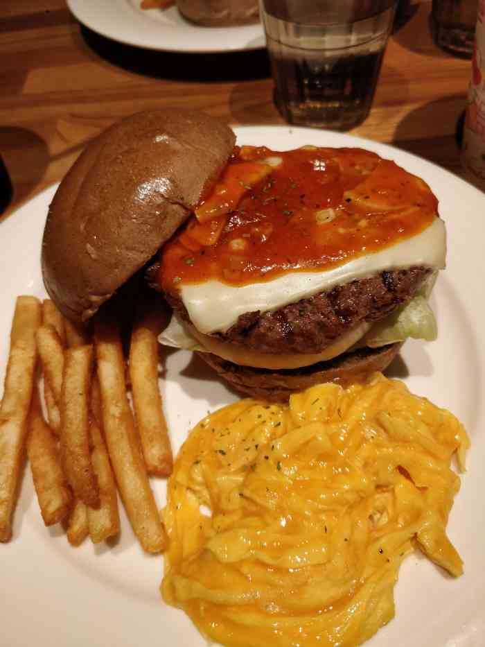 史丹猫美式餐厅(忠孝店)-"环境,服务,味道均优的美式餐厅!给个赞!