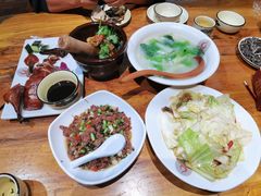 -老滇山寨•云南特色菜•地方菜•民族风情歌舞表演(金碧店)