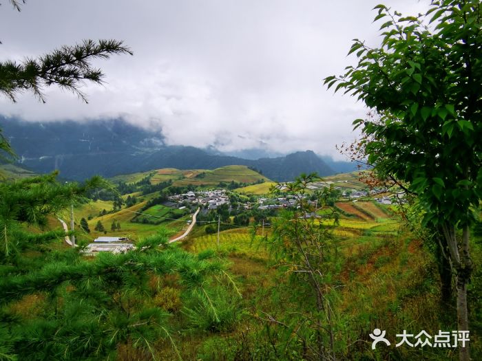 迪庆香格里拉虎跳峡景区图片
