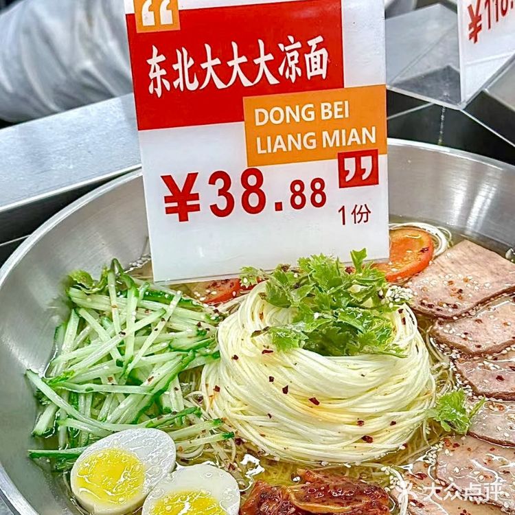 “烟火气中烧烤聚会的乐趣与美味共享”