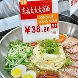 “烟火气中烧烤聚会的乐趣与美味共享”