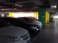 -丽丰购物中心·停车场