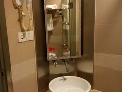 特惠大床房-莫泰酒店(上海虹桥北新泾地铁站天山路店)