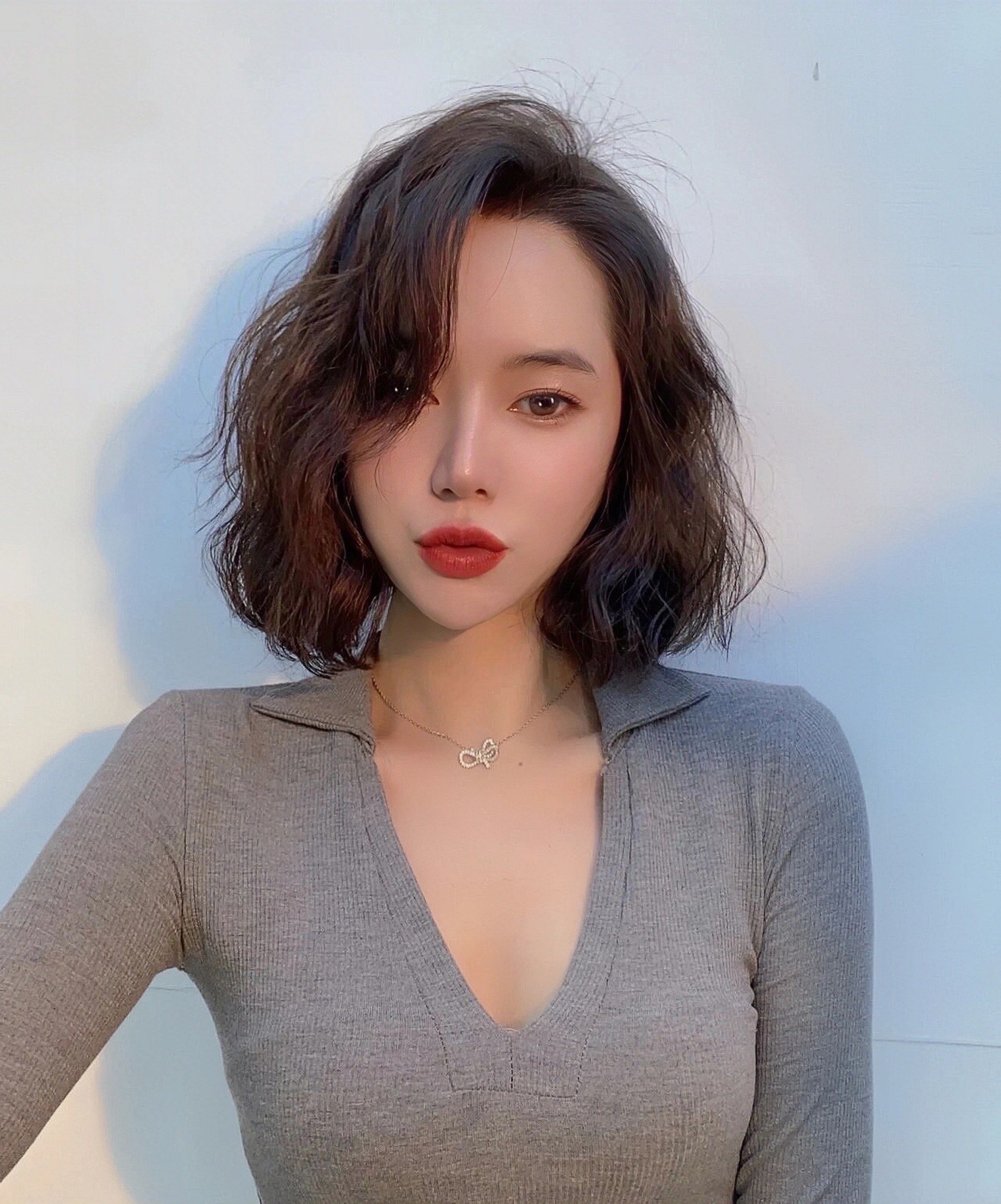 正处于发型尴尬期的女生可以尝试一下这款洋\n气好打理的法式烫发