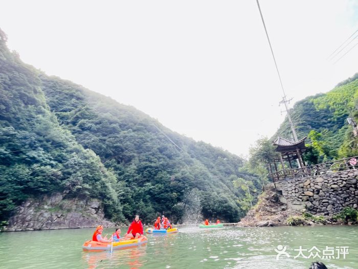 安吉龙王山峡谷漂流游乐设施图片