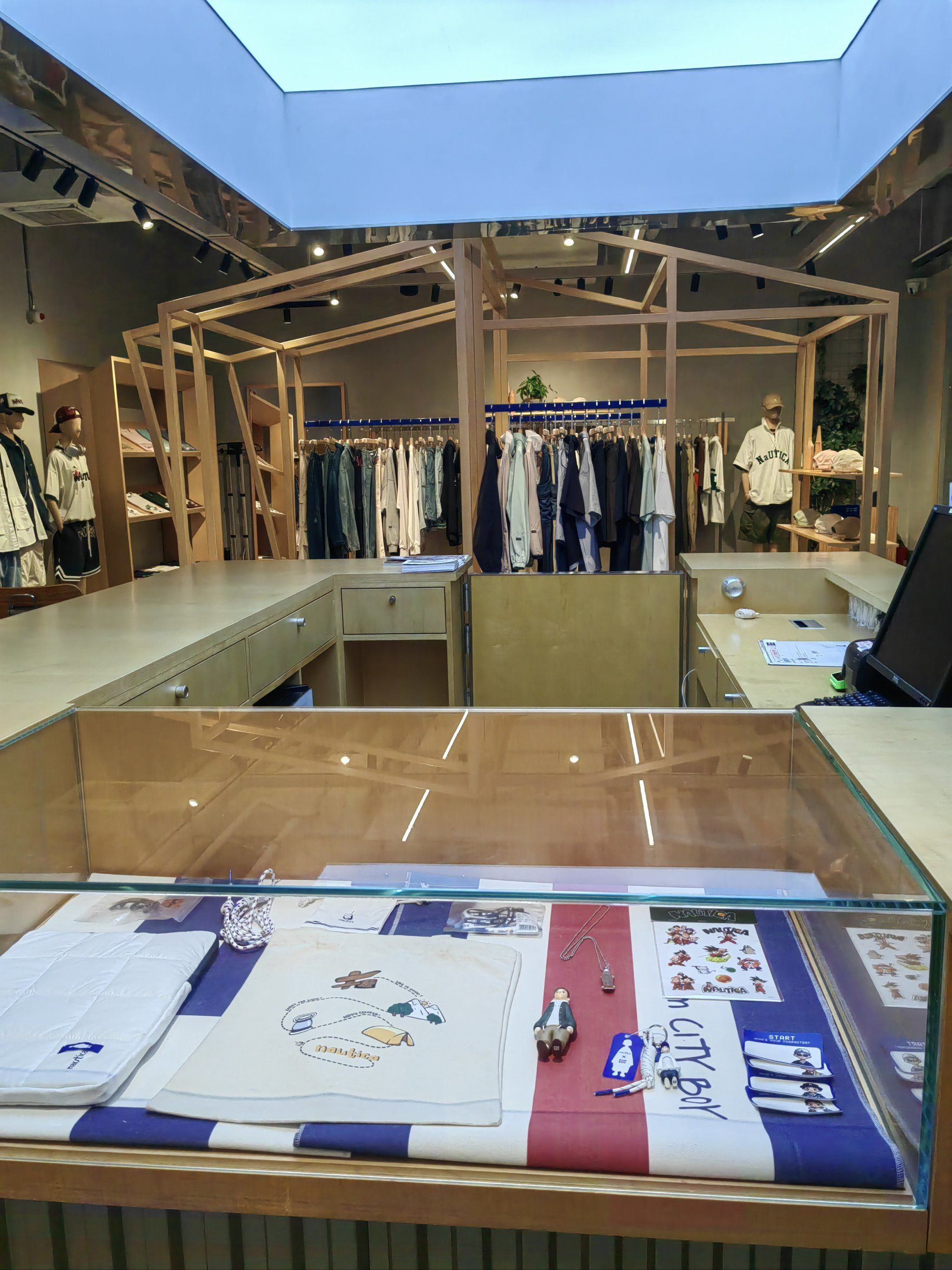 进去转转,面料舒适,价格相宜,白t,卫衣真系好啱我[偷笑]可惜女装少点