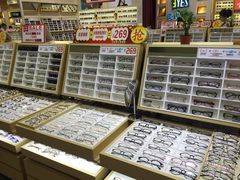 -美式眼镜·授权蔡司.依视路.尼康.豪雅.明月(人民广场店)
