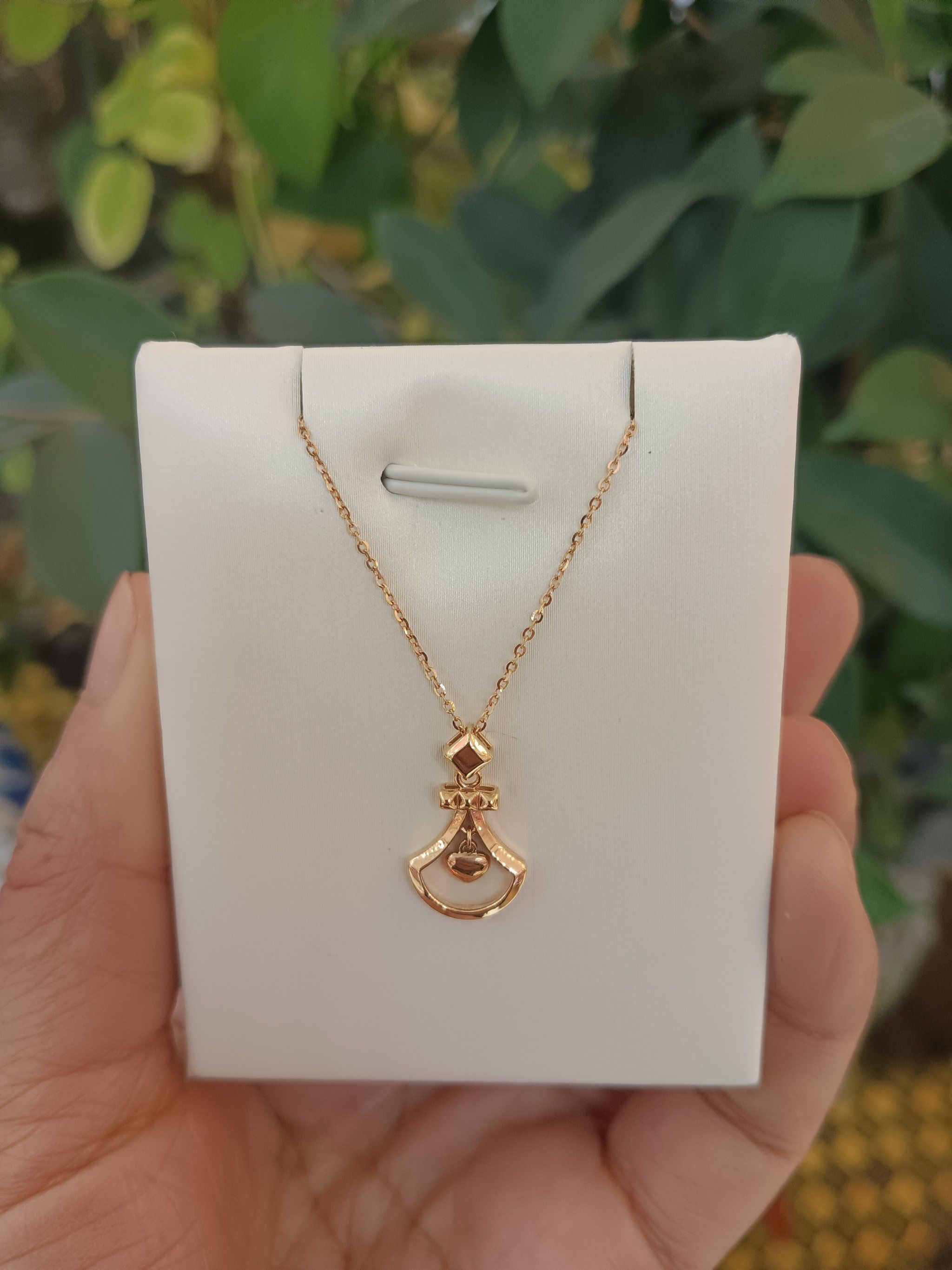 彩金项链,宛如生活中的一抹绚丽色彩.它融