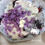 沉浸在书本的世界，或是与身边人轻声交谈