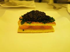 有机蛋黄吐司鱼子酱和香草-Jean Georges