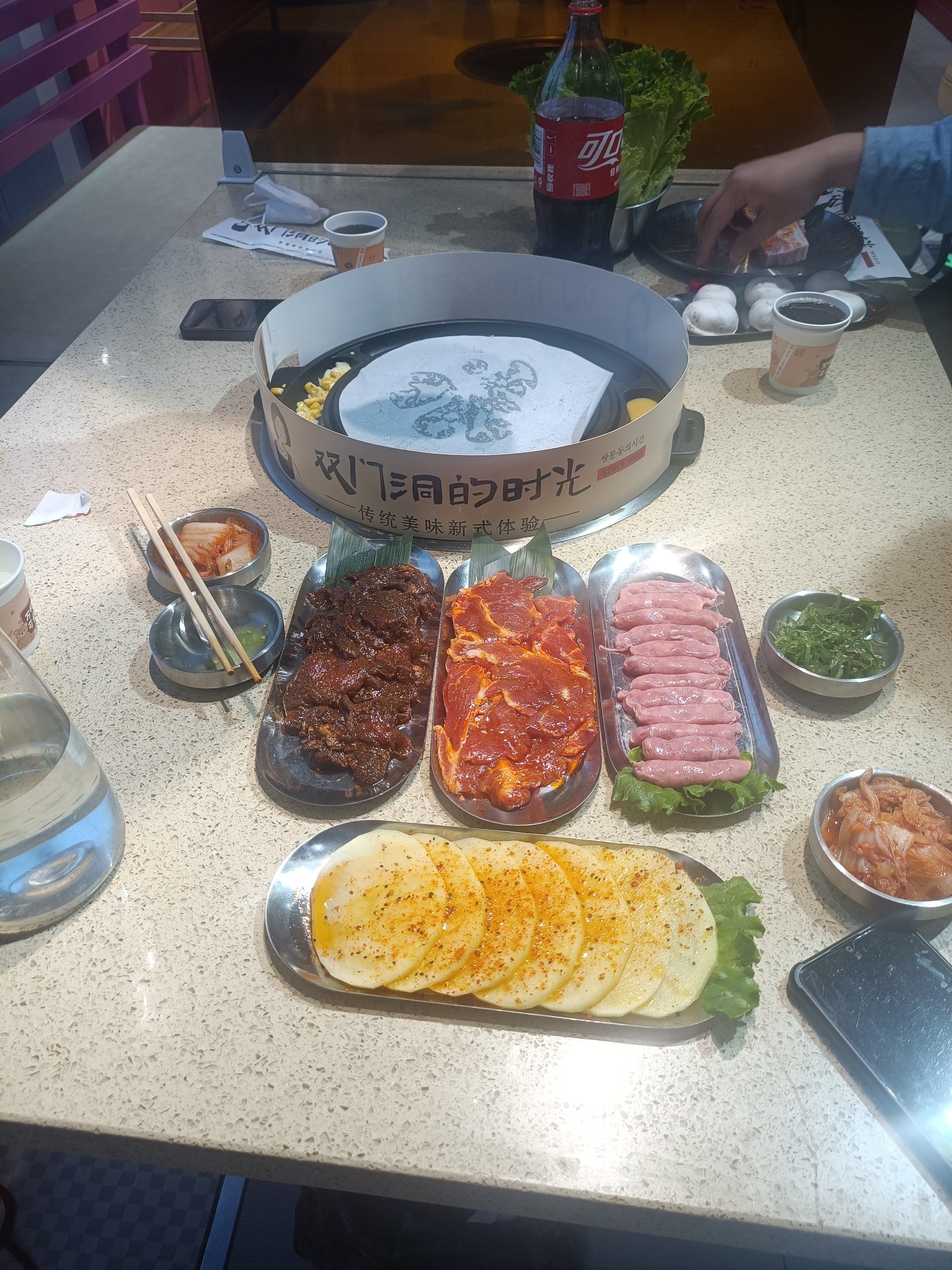 吾悦广场对面,双门洞烤肉