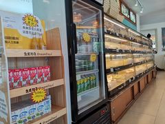 面包甜点陈列柜-蜂蝶来饼店(拱北总店)
