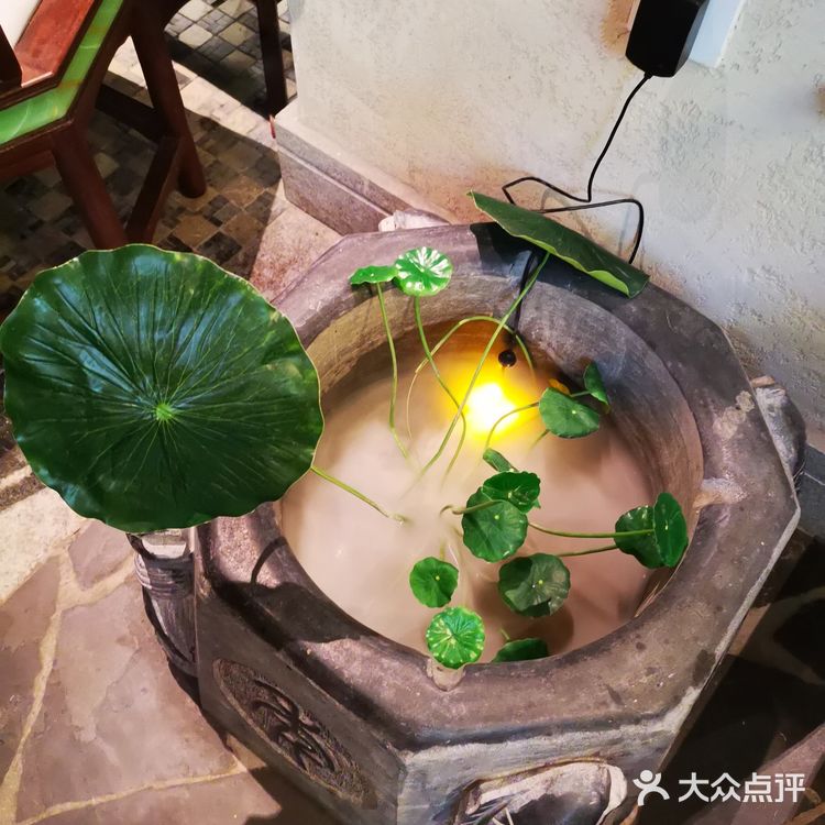 门口大叔招呼着来往的顾客，周末生意非常火爆