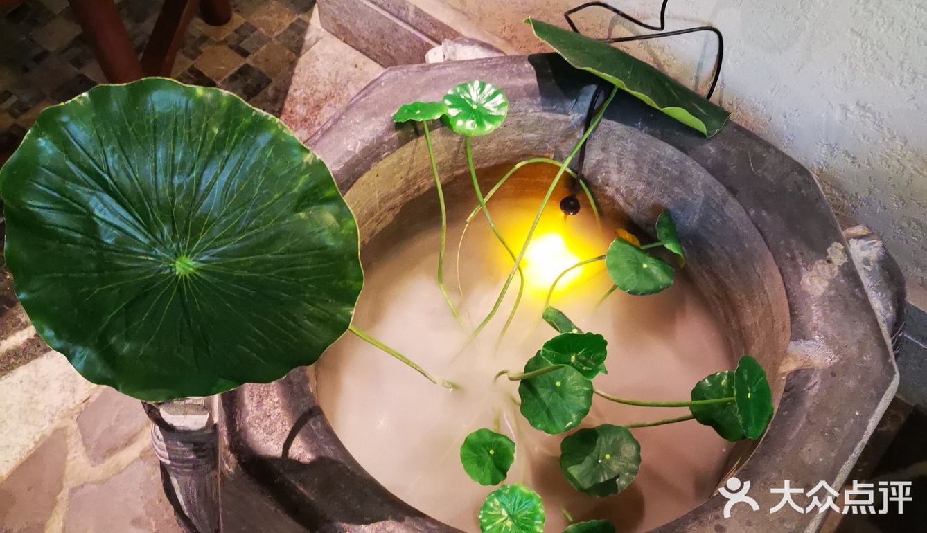 门口大叔招呼着来往的顾客，周末生意非常火爆