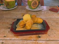 香蕉油条甜品-Naughty Nuri’s Phuket