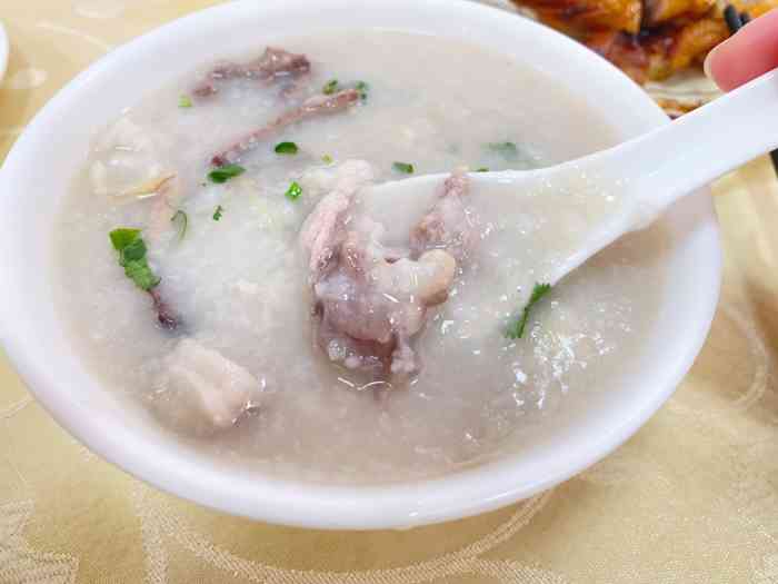 新城饭店洲心大粥城-"在清远怎么能没吃过洲心大粥跟烧肉～休息.