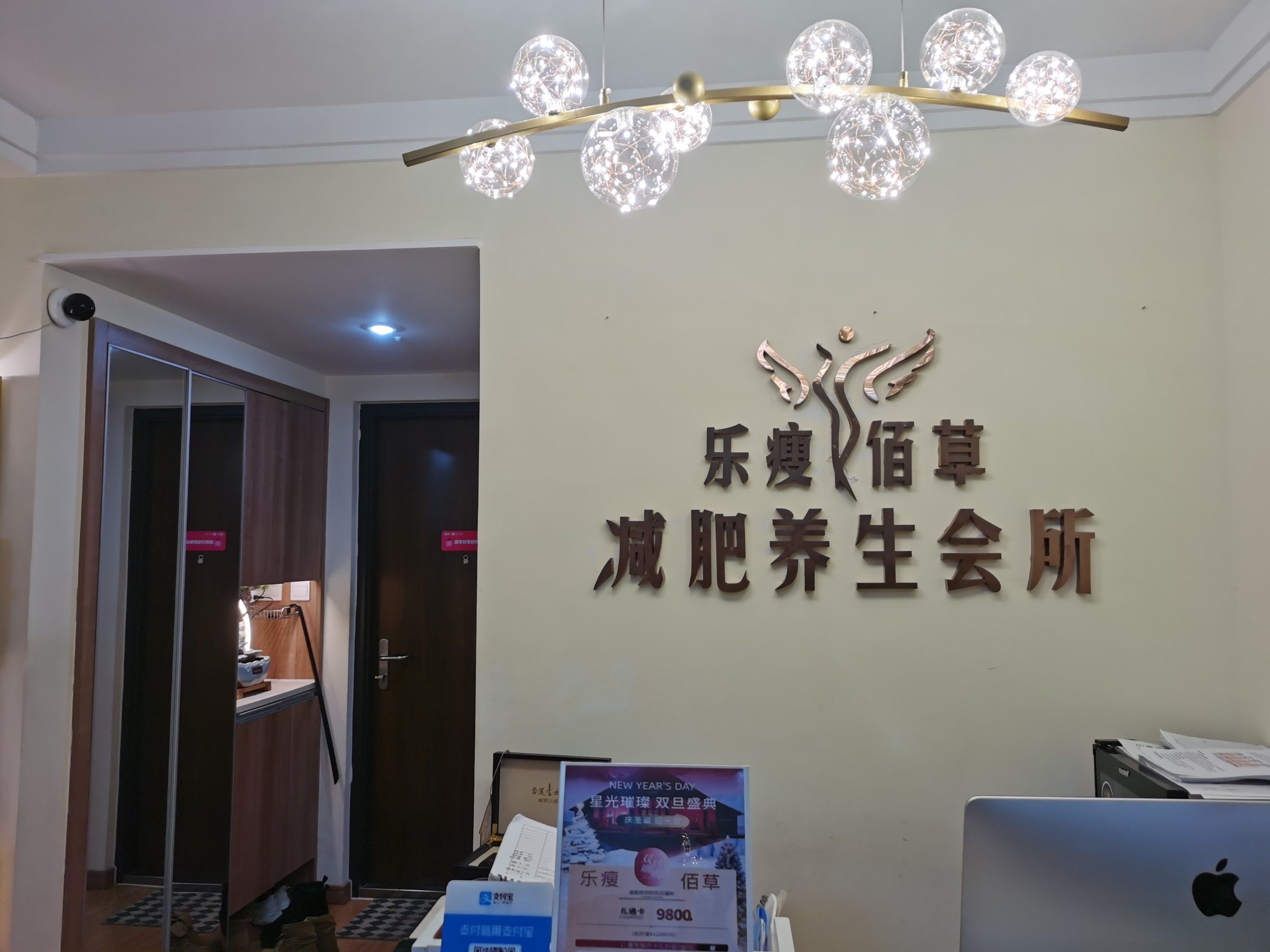 馆,小美女们都很热情周到,统一的工作服,管理规范,减肥刷脂手法专业