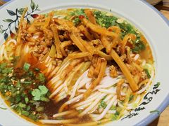 酸笋炒肉丝（圆粉）-常樂屋·常德米粉(青年路店)