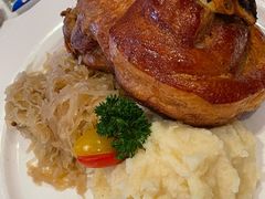 烤猪肘配酸菜土豆泥-兰特伯爵西餐厅·啤酒屋(方庄店)