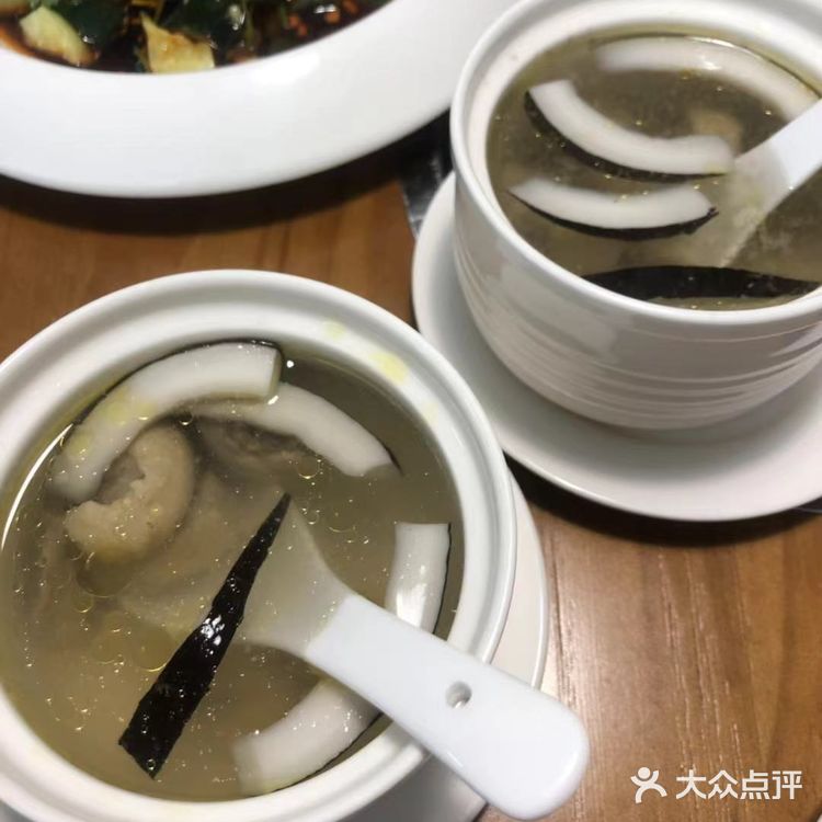 让我心水的是她天台花砖太美了，双子塔尽在其中