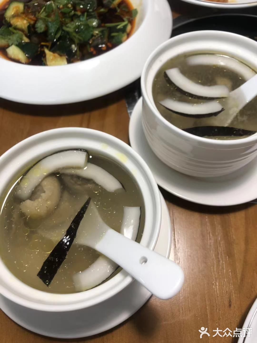 让我心水的是她天台花砖太美了，双子塔尽在其中
