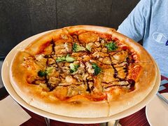 香烤鸡肉比萨配香葱及西兰花-WOLFGANG PUCK KITCHEN & BAR(迪士尼小镇店)
