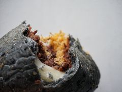 竹炭豆沙麻薯肉松欧包-谷艺烘焙