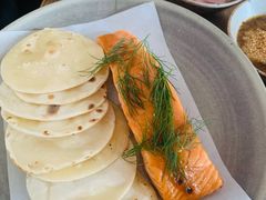 烟熏三文鱼配烤饺子皮和芥末籽酱-BOR Eatery(安福路店)