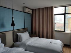 -柏曼酒店(合肥国购广场三里庵地铁店)