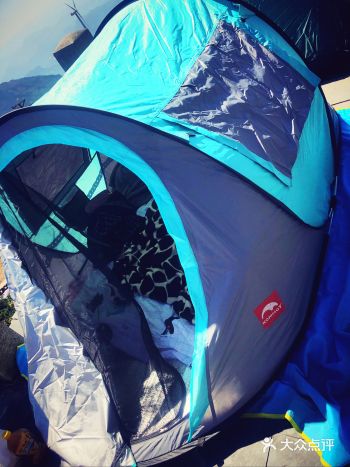 约上几个好朋友 来一场说走就走的山顶露营,商讨下最后