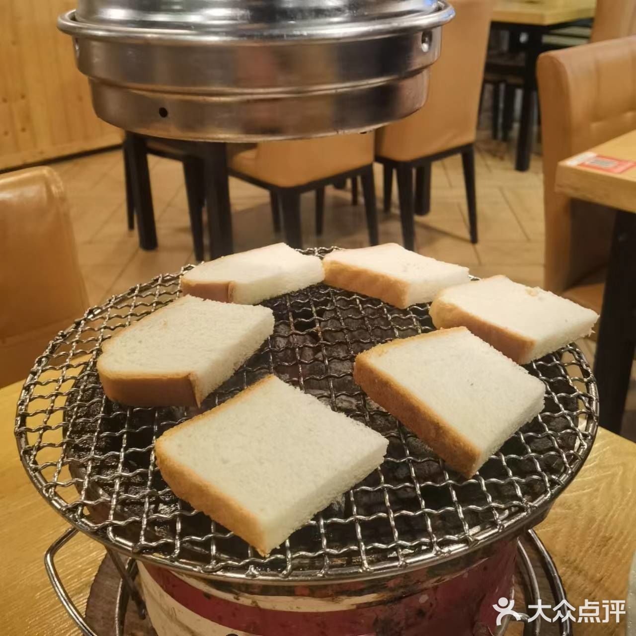 人很客气 包房是那种纯日式的榻榻米 感觉十足!