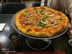 香烤鸡肉比萨配香葱及西兰花-WOLFGANG PUCK KITCHEN & BAR(迪士尼小镇店)