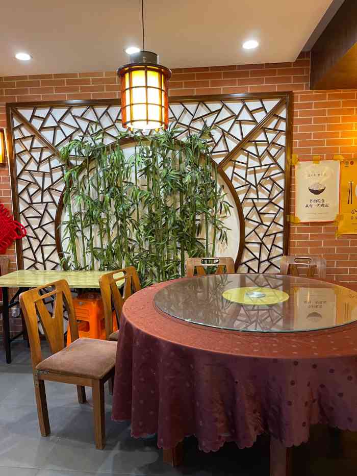 川沙老街的饭店外墙面保留着文革的遗物连招牌也沿用上世纪的名号点了
