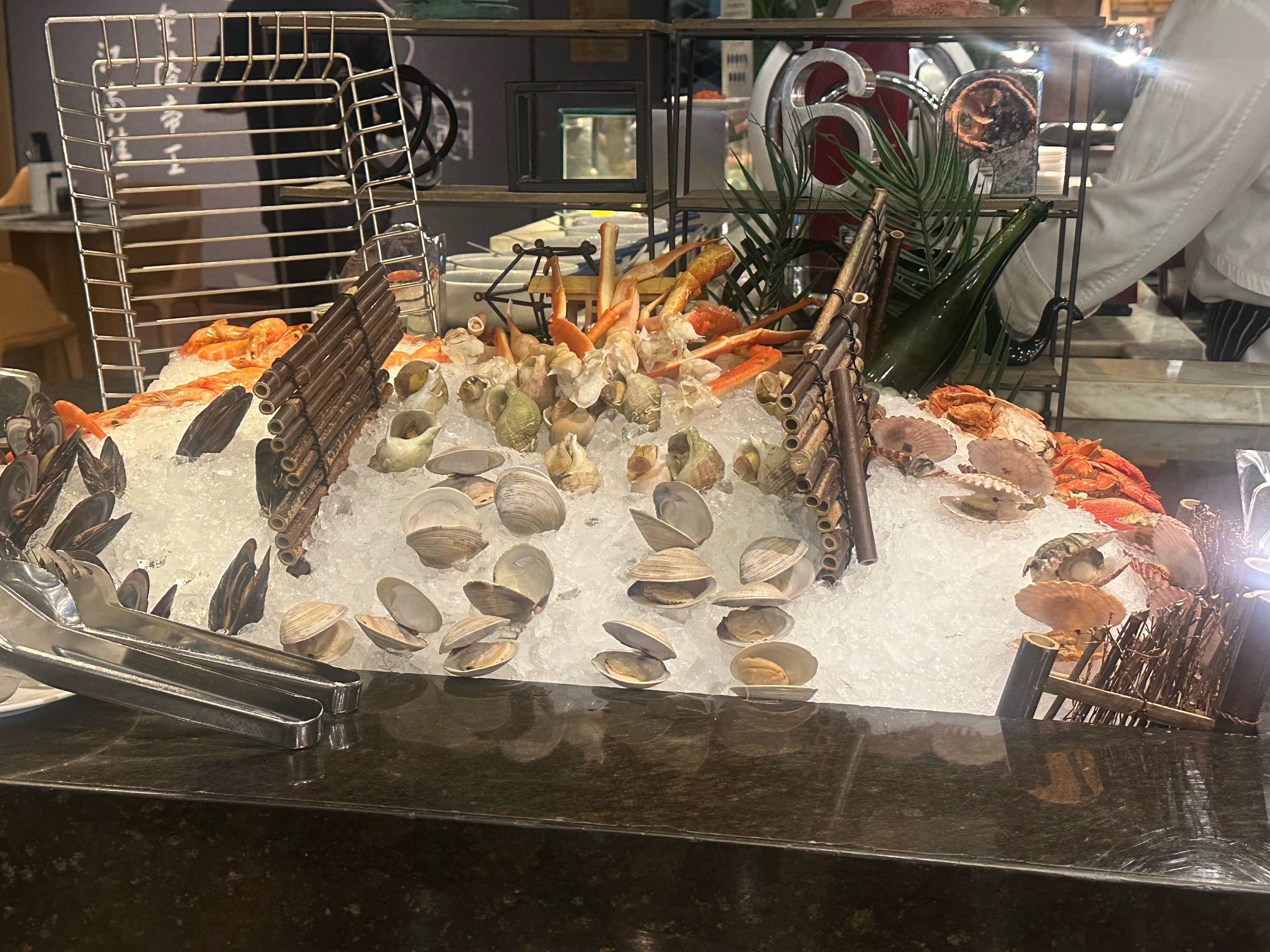 家附近万丽的自助晚餐,菜品种类丰富,户外