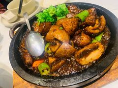 石锅蘑菇牛肉粒-鹿港小镇(金虹桥国际中心店)