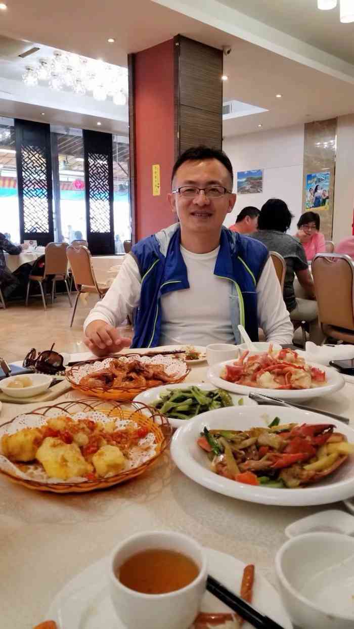 洪记海鲜酒家-"洪记位于西贡码头对面,店面很大,海鲜池层.