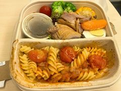 秘制烤鸭腿配番茄意面沙拉-星巴克(广州南站A18检票口楼上)