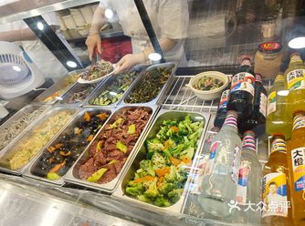 凉菜拼盘可以选择三样拼,肉皮冻QQ软软的味道不错