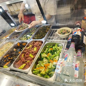 凉菜拼盘可以选择三样拼,肉皮冻QQ软软的味道不错