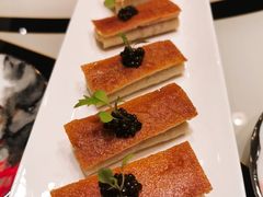 鱼子酱配脆皮烤乳猪-广州文华东方酒店·江-由辉师傅主理