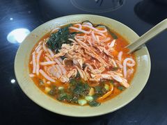 酸汤鸡肉米线-老师专·玉溪特色小吃