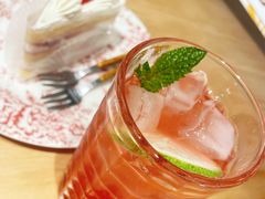 草莓鲜奶切片-Dough&Joe团憩(瑞虹天地月亮湾店)