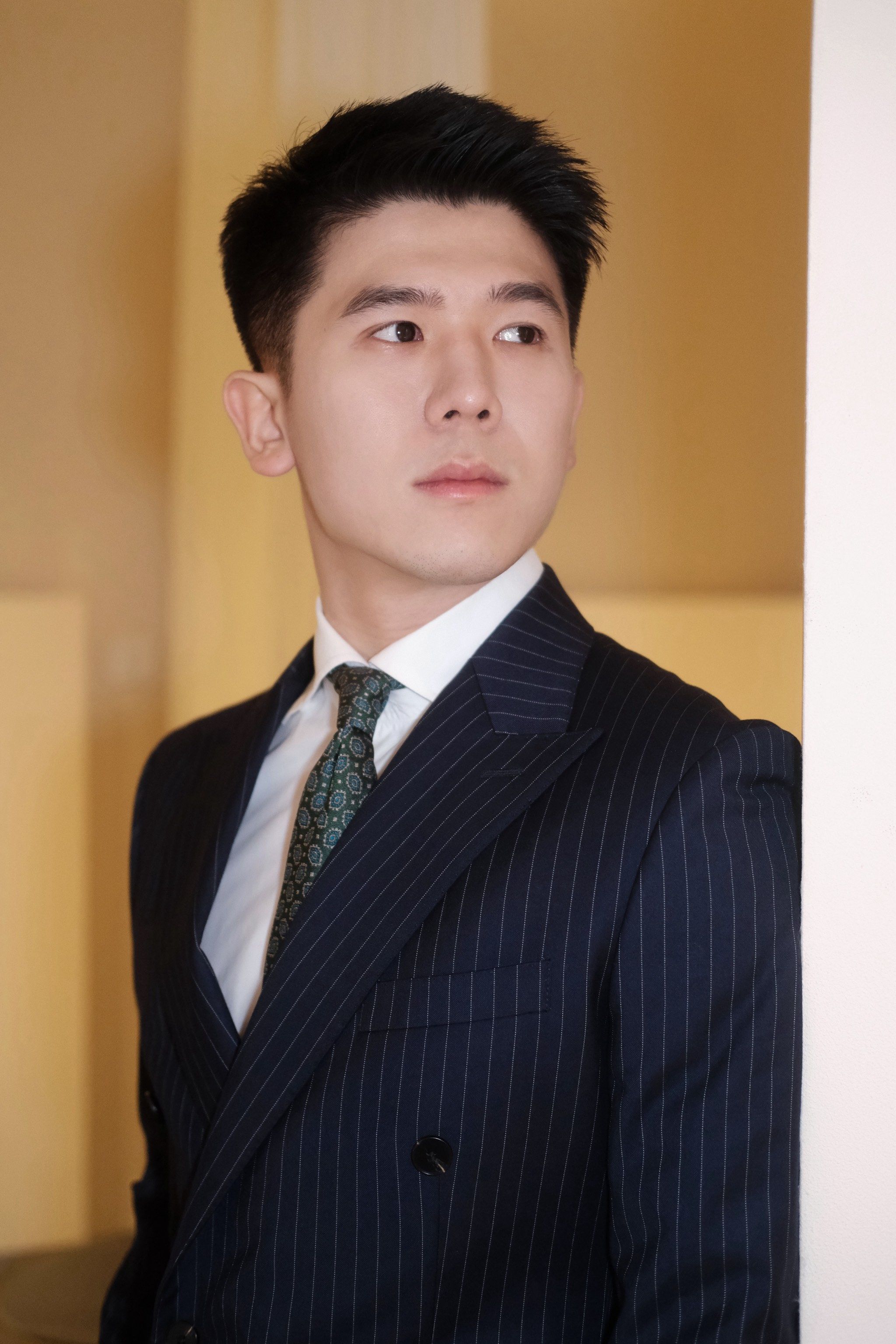 水灵灵正装帅哥👔