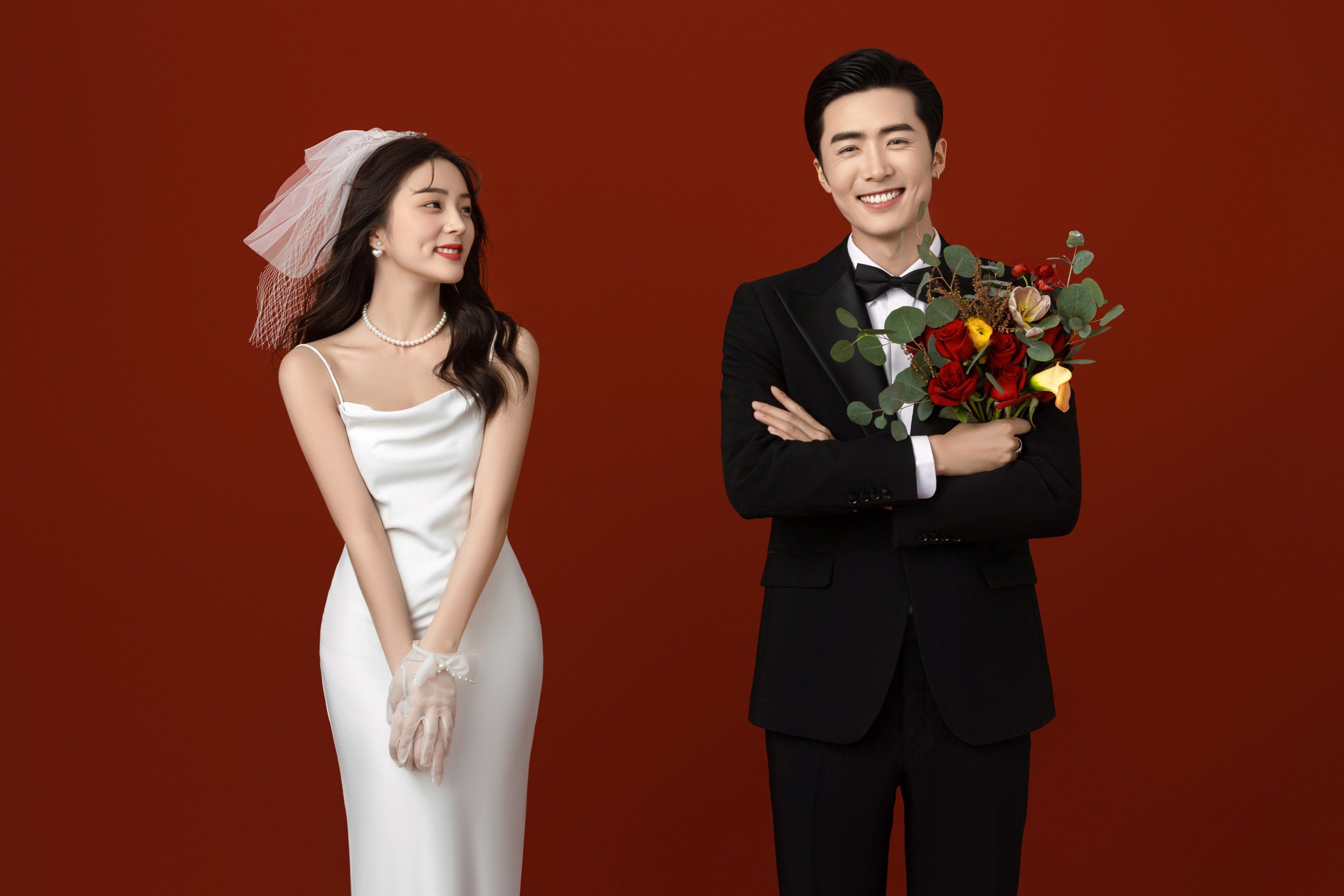 复古红底婚纱照