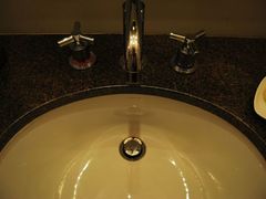 主卧卫浴的脸盆-王府半岛酒店