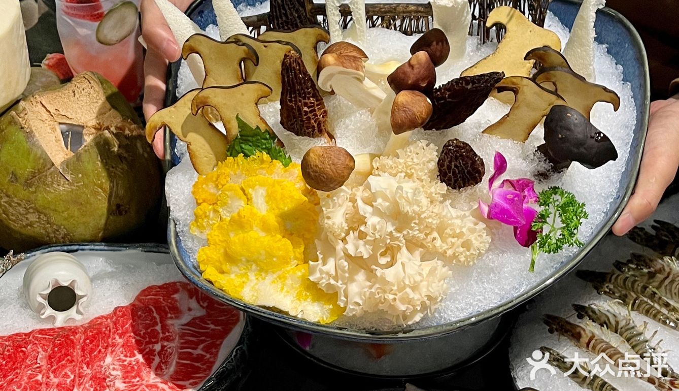 锅底是海南椰青打底茶点免费不限量，我直接爱了！