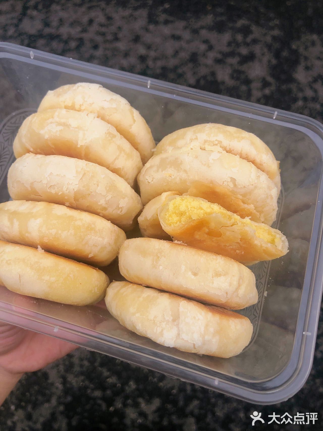 在龙洞美食街里藏了一家专卖绿豆饼的小摊,就在龙洞小学