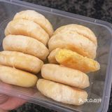 在龙洞美食街里藏了一家专卖绿豆饼的小摊,就在龙洞小学
